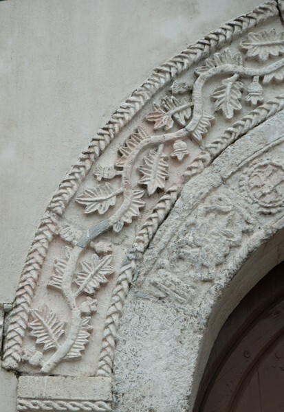 Santa María, façade, main portal, archivolt detail (left) - La Asunción de Nuestra Señora