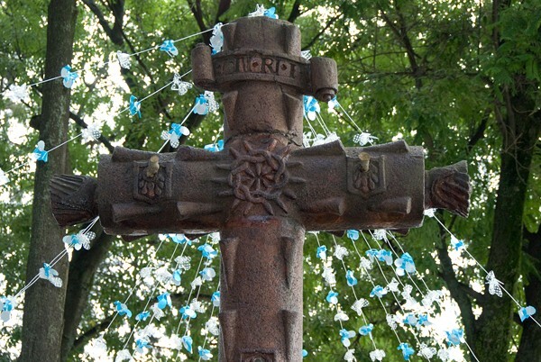 Zócalo atrial cross, front crossing - San Miguel Arcángel, façade, portería, crosses & porciúncula door