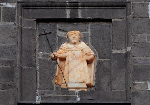 Façade, top tier relief, St. Dominic - Santo Domingo