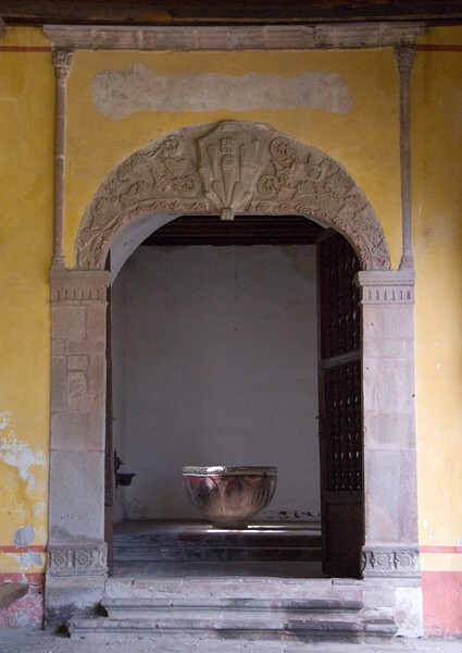 Baptistry, portal - SS Pedro y Pablo, portería, capilla abierta & baptistry