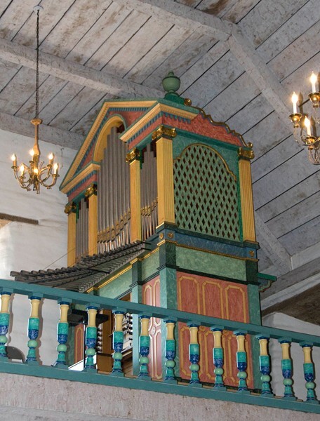 Choir loft organ (replica) - Mission San José