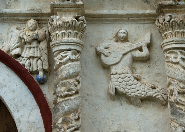 Façade portal right spandrel & entrecalle relief - San Martín