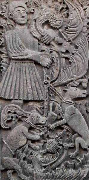 Left pilaster relief - Casa del que mató el aminal (main portal)