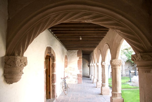 Cloister ambulatory - San Francisco, façade, roof cross, cloister