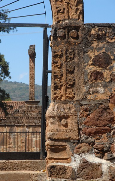 Santa María de Jesús, S atrial gate & atrial cross (beyond) - Santa María de Jesús