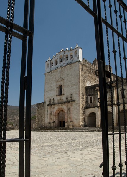 Façade & atrio - Los Santos Reyes