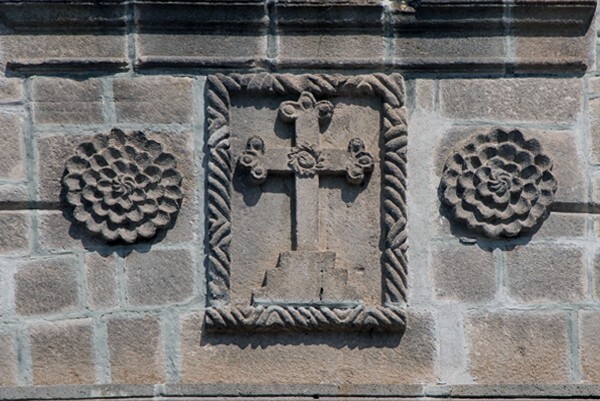 Façade entablature, cross & rosettes - Hospital Real de los Naturales