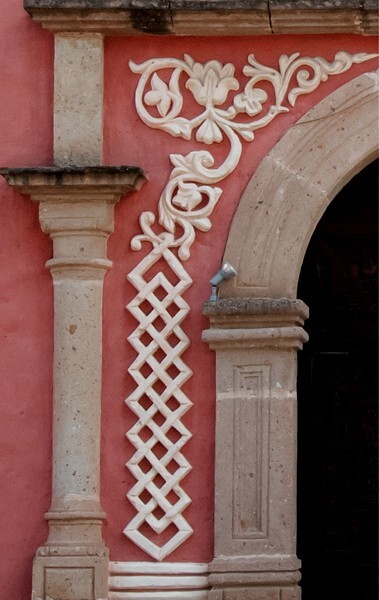 Lateral portal, arabesque relief (left) - La Tercera Orden