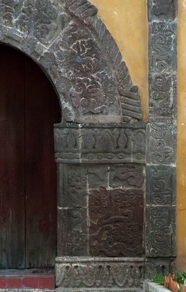 Façade portal detail (right) - Santa Mónica