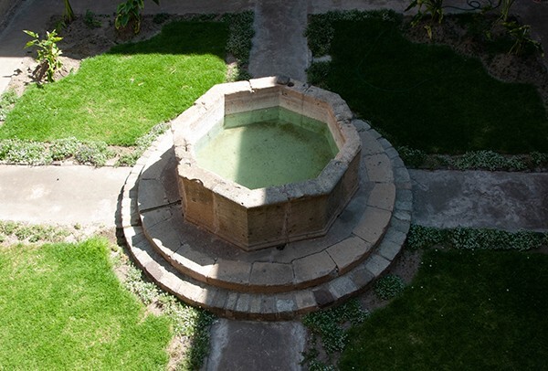 Cloister fountain - San Andrés, cloister with murals