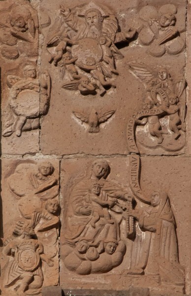 Façade gable relief - San Jerónimo