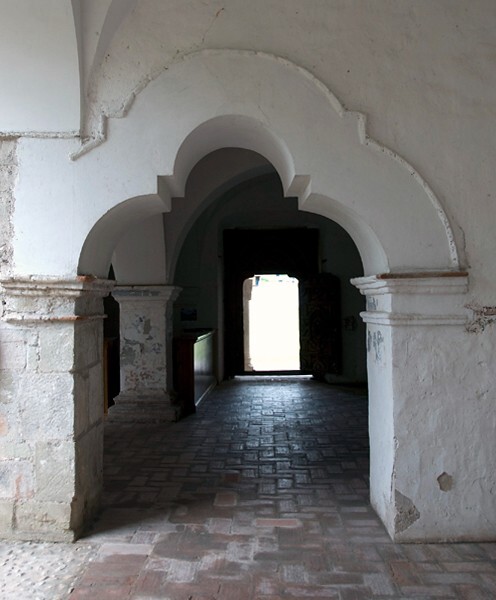 SS Pedro & Pablo, anteportería trefoil arch - San Pedro y San Pablo