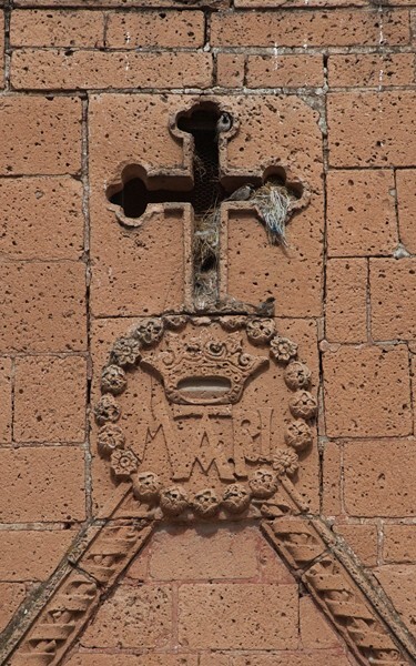 Façade pediment, Marian insignia - San Jerónimo