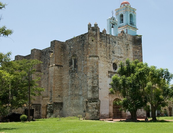 Façade & bell-tower - San Martín, façade, posa chapel & atrial cross