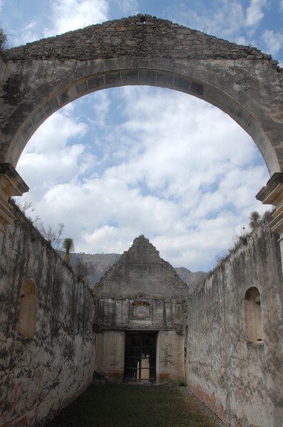 San Cosme, chancel (capilla abierta) arch & nave - Ixtacamaxtitlán (partial ruins), Puebla