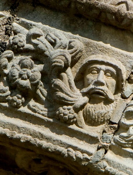 Portería, far-left arch, top right voussoir relief - San Luis Obispo, capilla abierta