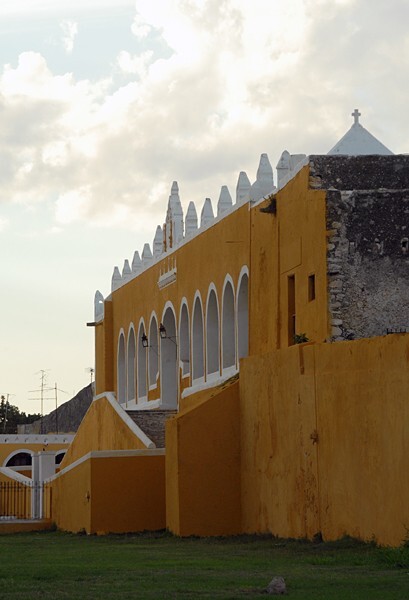 South atrio gate & arcade - San Antonio de Padua