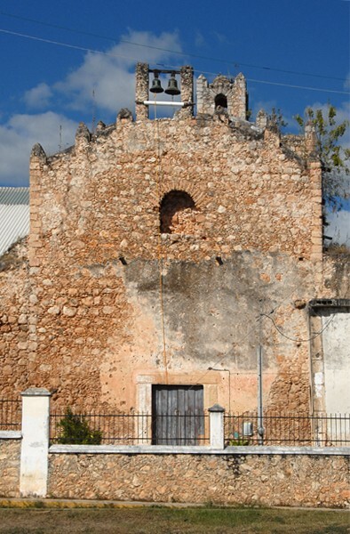 San Bartolomé, sacristy, exterior wall with parapet crenellation - Opichen, Yucatán