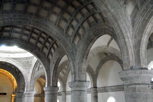 San Ildefonso, nave pillars & vaults - San Ildefonso (Catedral)
