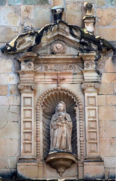 South portal sculpture niche - Façade