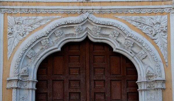 Lateral portal, trefoil ogee archivolt - La Tercera Orden