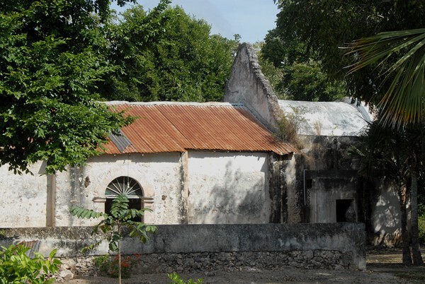 San Juan Bautista, lateral door & rear espadaña - Xquerol, Quintana Roo
