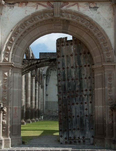 Façade, main portal, pilasters & archivolt - Santiago Apóstol (ruins)
