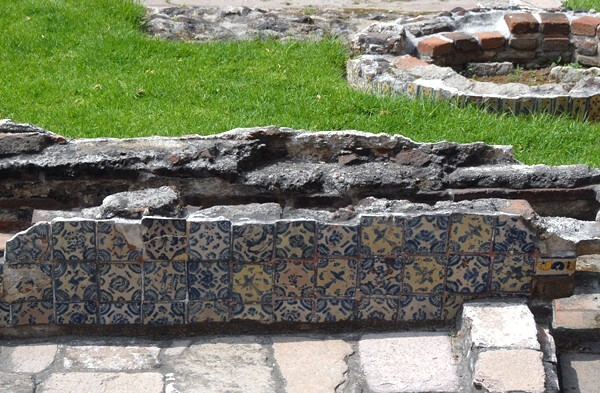 Patio ruins, acequia azulejos - Santa Teresa La Antigua