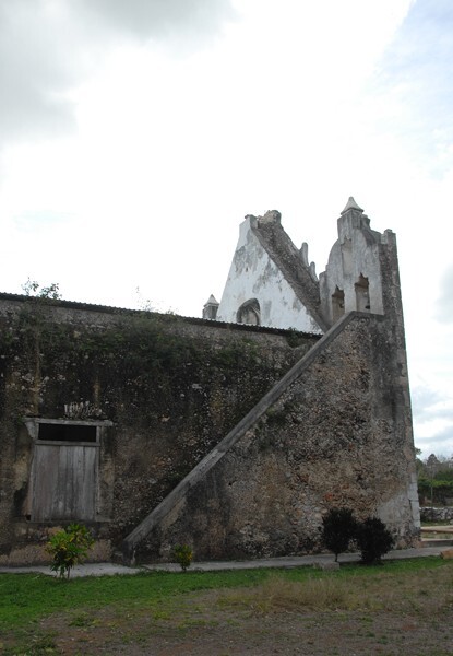 La Purísima Concepción, exterior nave & roof stair - Huayamax, Quintana Roo