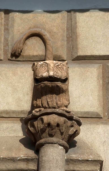 Main portal, column finial - Casa de la Sirena