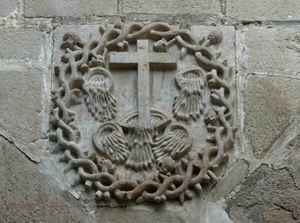 Large cloister, lower walk spandrel insignia - San Agustín, convento, large & small cloisters, apse