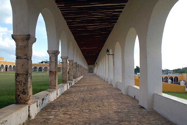 West atrio arcade - San Antonio de Padua
