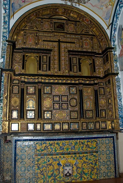 Right sanctuary chapel altar - Nuestra Señora del Carmen