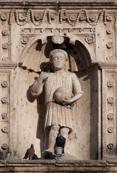 Façade architrave musician (middle) - San Pablo, façade, portería & convento