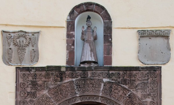 Yurishio façade portal & sculpture niche - Guatápera (Pueblo Hospital), Yurishio (Hospitalito)