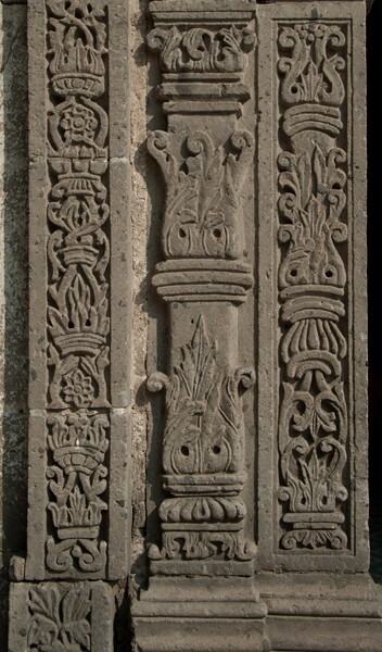 San Lorenzo, façade portal, pilasters (left) - Totolinga, México
