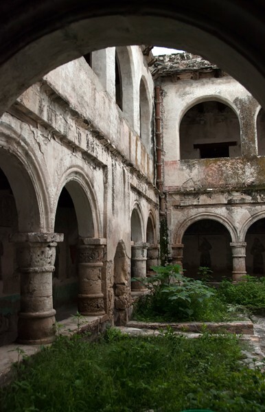 Los Santos Reyes, cloister arches - Los Santos Reyes, cloister & murals