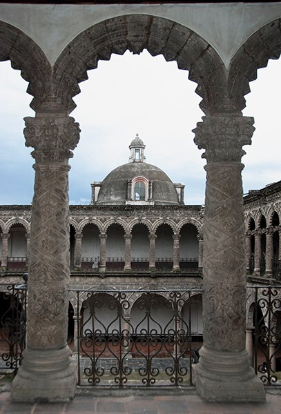 Upper story cloister walk arch - La Merced (cloister)