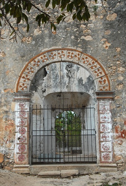 San Juan Bautista, lateral portal - Tixhualahtún, Yucatán