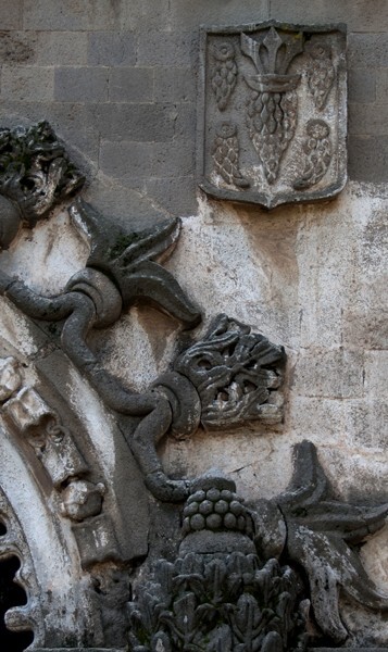 Porciúncula portal archivolt detail - San Miguel Arcángel, façade, portería, crosses & porciúncula door