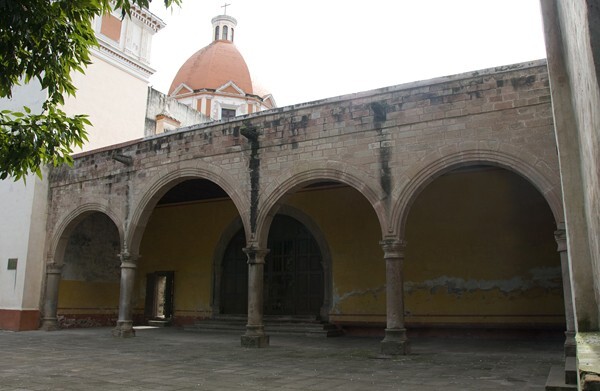 Portería - SS Pedro y Pablo, portería, capilla abierta & baptistry