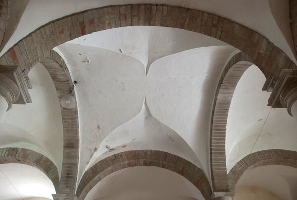 Basilica naves, barrel vaults - San Andrés