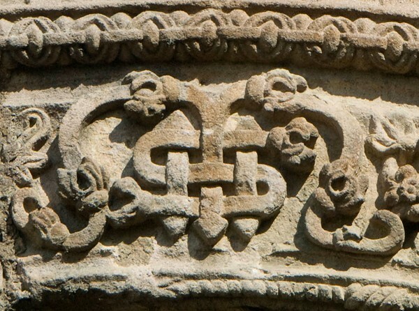 Portería, far-right arch, top voussoir insignia - San Luis Obispo, capilla abierta