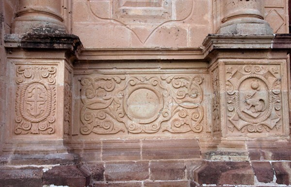 Façade, lower tier entrecalle - Façade & Capilla Abierta