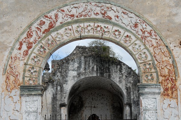 San Juan Bautista, façade portal archivolt & apse (capilla abierta) - Tixhualahtún, Yucatán