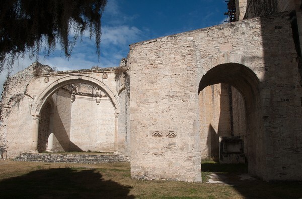 San Juan Bautista, nave flying buttress & capilla abierta - San Juan Bautista, capilla abierta