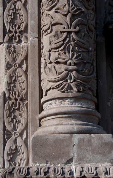 Façade portal, column relief (right) - La Soledad