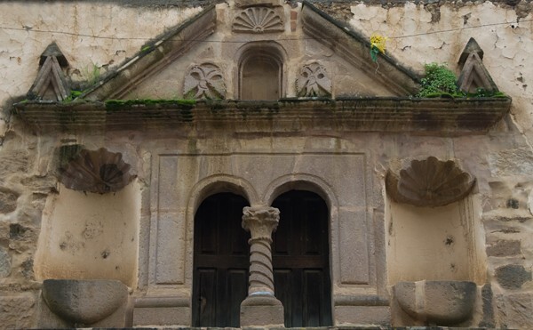 San Pedro, façade, choir loft window ajimez - Tzurumútaro, Michoacán