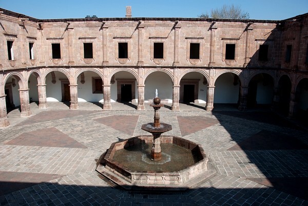 Patio & fountain - Palacio Clavijero