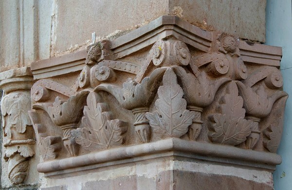 Portería, pillar capital - La Asunción de Nuestra Señora